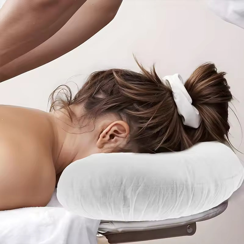 Cliente allongée, visage posé sur une têtière protégée par une housse TARA