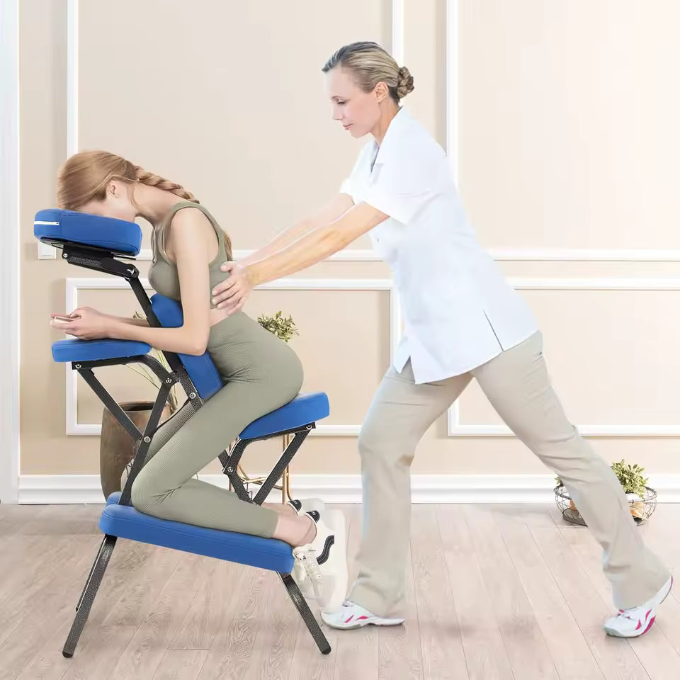 Massage assis du dos sur la chaise de massage pliante TESU bleue par une praticienne